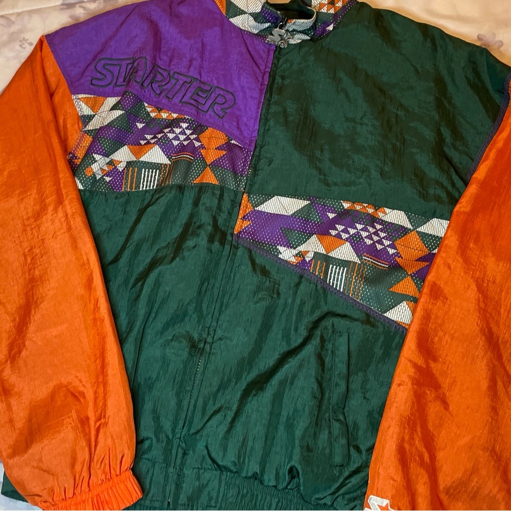 Beautiful authentic starter wind breaker coat from the 80s.